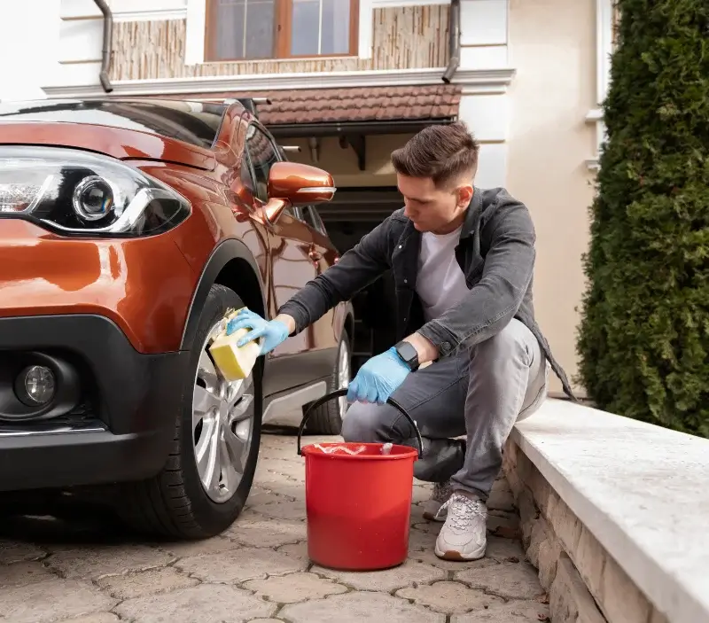 Lavage auto à domicile Vire Normandie : professionnel intervenant sur un véhicule